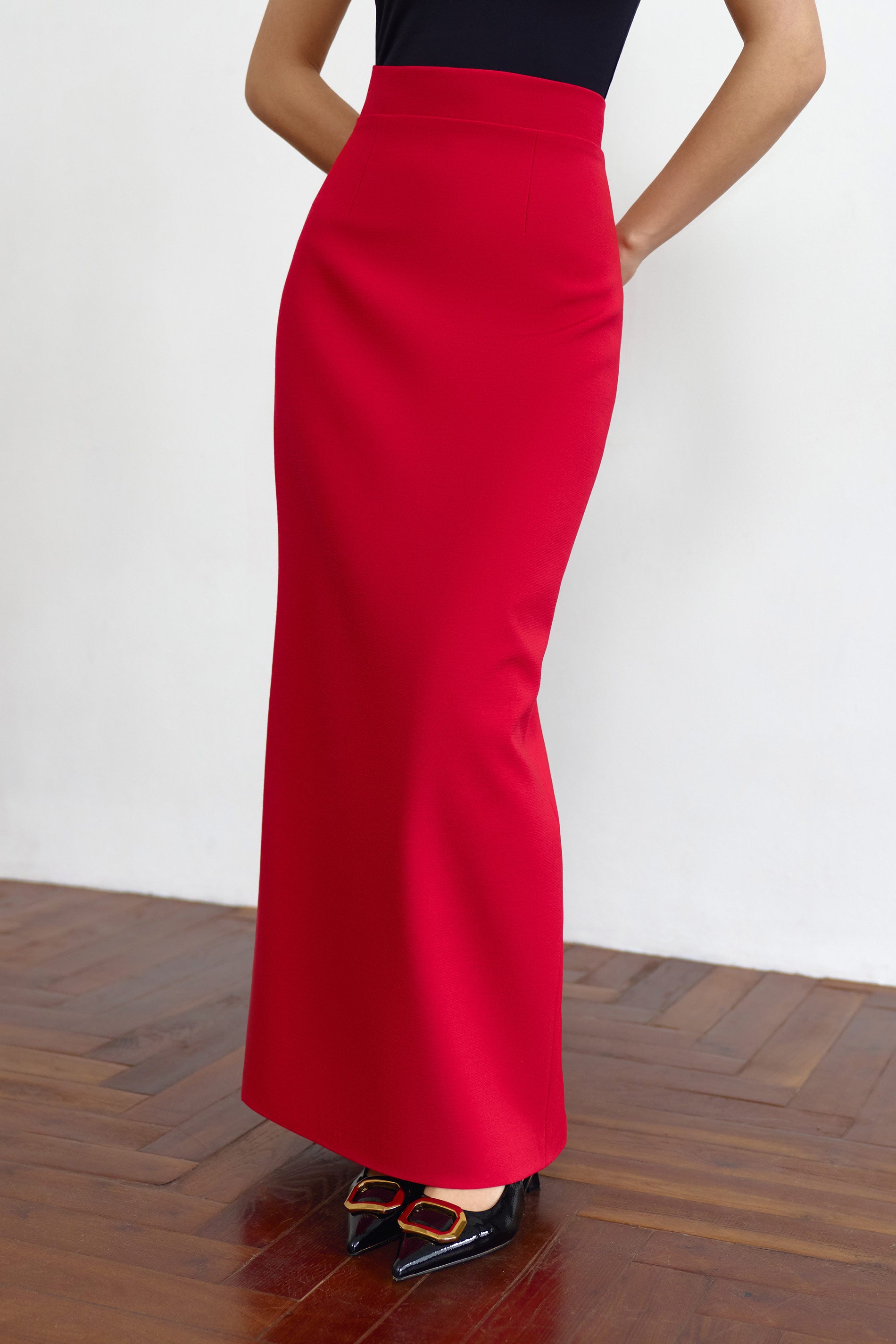 Maxi Red skirt in suiting fabric with a back slit