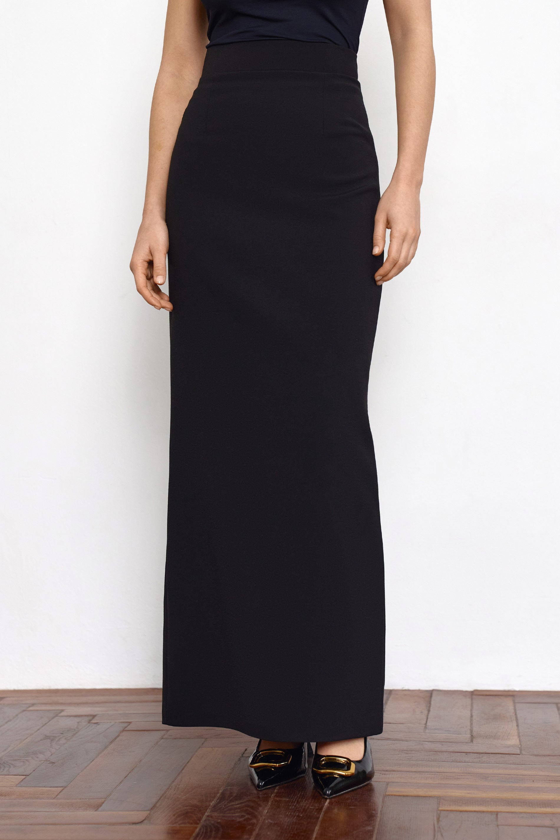 Maxi Black skirt in suiting fabric with a back slit